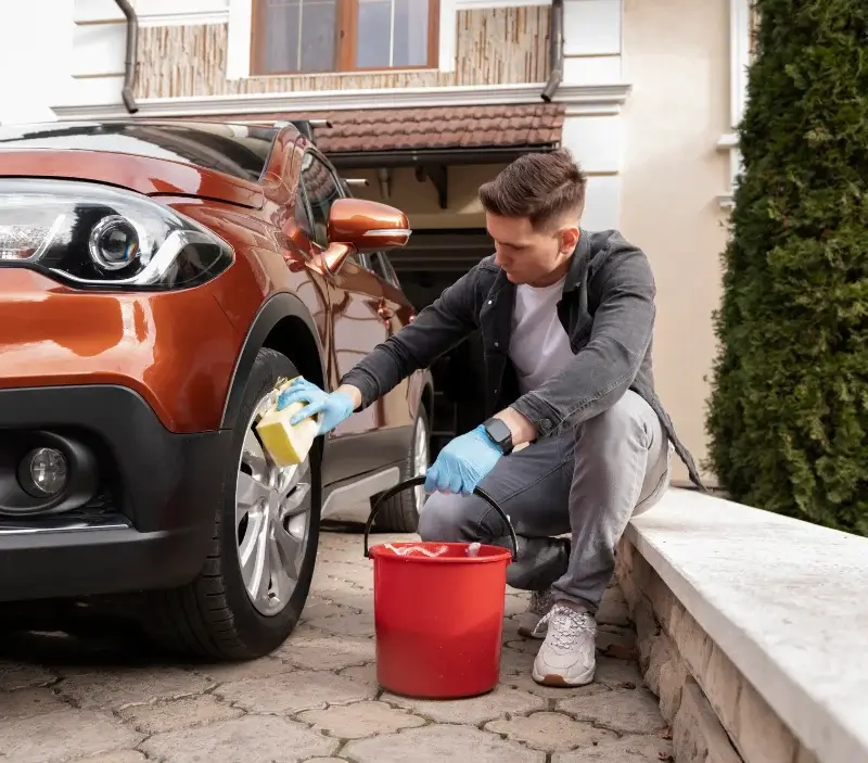 Lavage auto à domicile Villelongue-dels-Monts : professionnel intervenant sur un véhicule